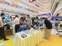 <b>二层则是释（）科技文化无限公司打制的VR沉浸式</b>